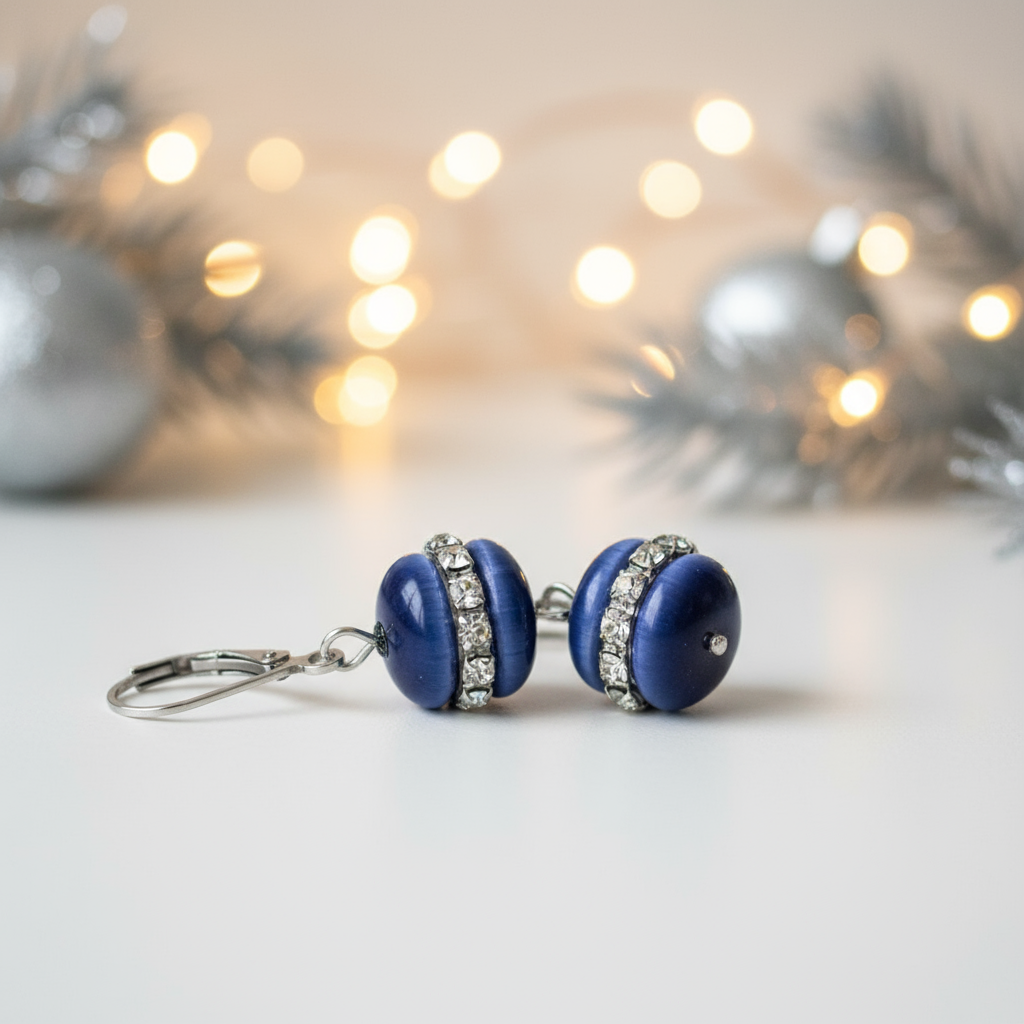 Blauwe edelstenen oorbellen met stras stenen en sterling zilver liggend in kerst sfeer | Cat&