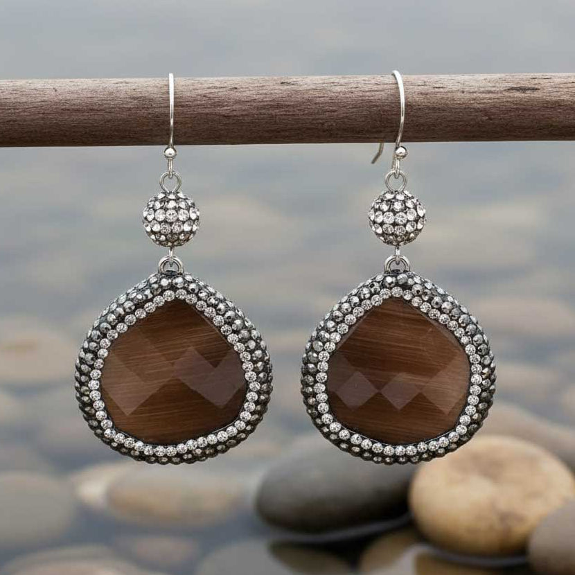 Bruine edelstenen oorbellen met kattenoog, stras steentjes en sterling zilver (925) hangend aan takje | Bright Brown Cat’s Eye