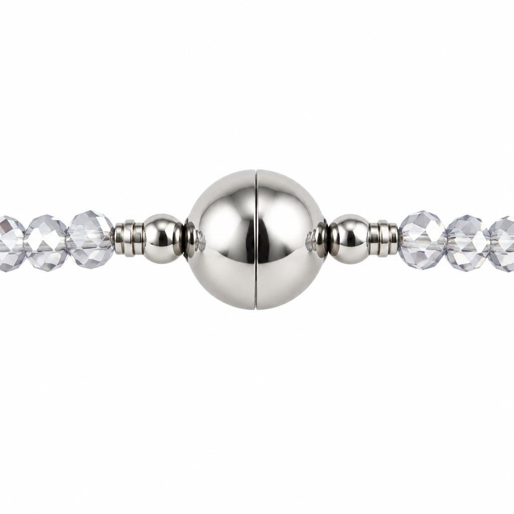 Zoetwaterparel ketting met witte parel, helder transparante glas kristallen en magneetslot, close up van slotje | Caire