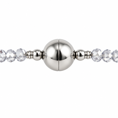 Zoetwaterparel ketting met witte parel, helder transparante glas kristallen en magneetslot, close up van slotje | Caire