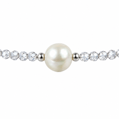 Close up van zoetwaterparel ketting met witte parel, helder transparante glas kristallen en magneetslot | Caire