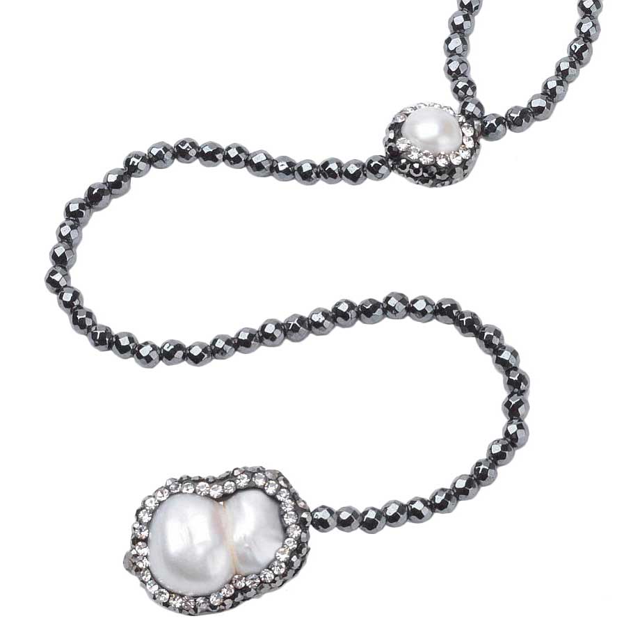 Detail van lange zoetwater parelketting met witte parels, zwart facet geslepen edelstenen hematiet en stras steentjes | Hematite Pearl Peanut