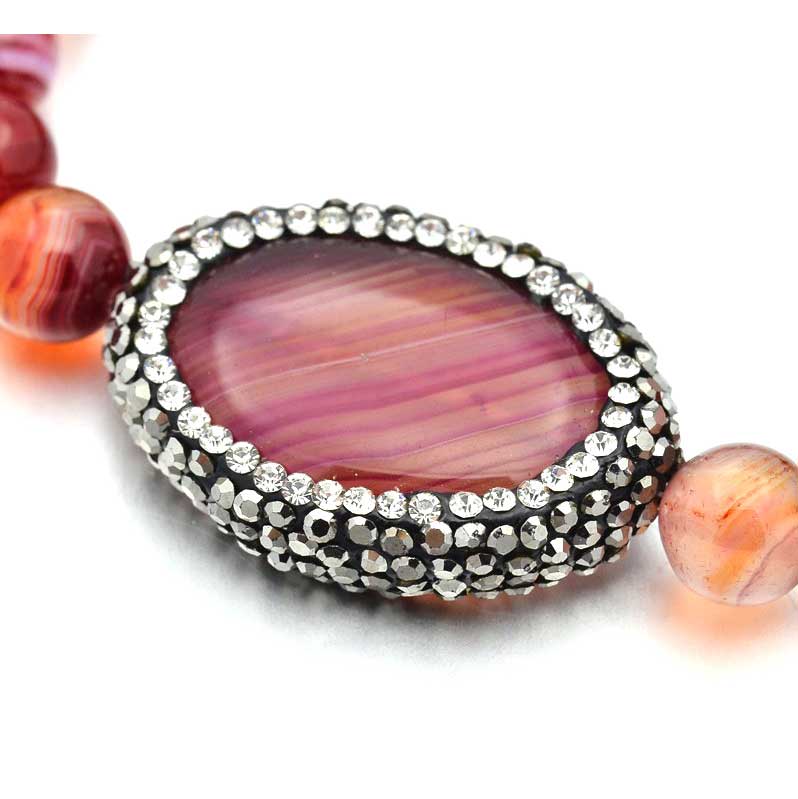 Detail van rood edelstenen armband met agaat en stras steentjes, elastisch | Bling Oval Red Striped Agate