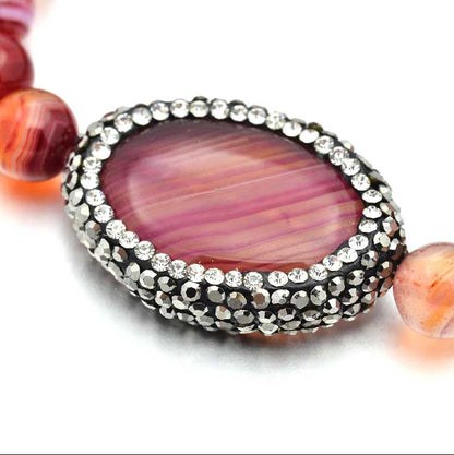 Detail van rood edelstenen armband met agaat en stras steentjes, elastisch | Bling Oval Red Striped Agate