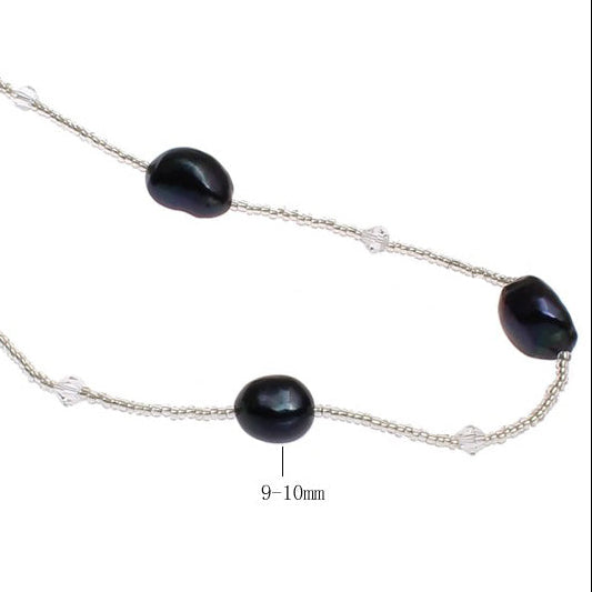 Detail van lange zoetwater parelketting met blauw zwarte parels | Black Pearl Sweater