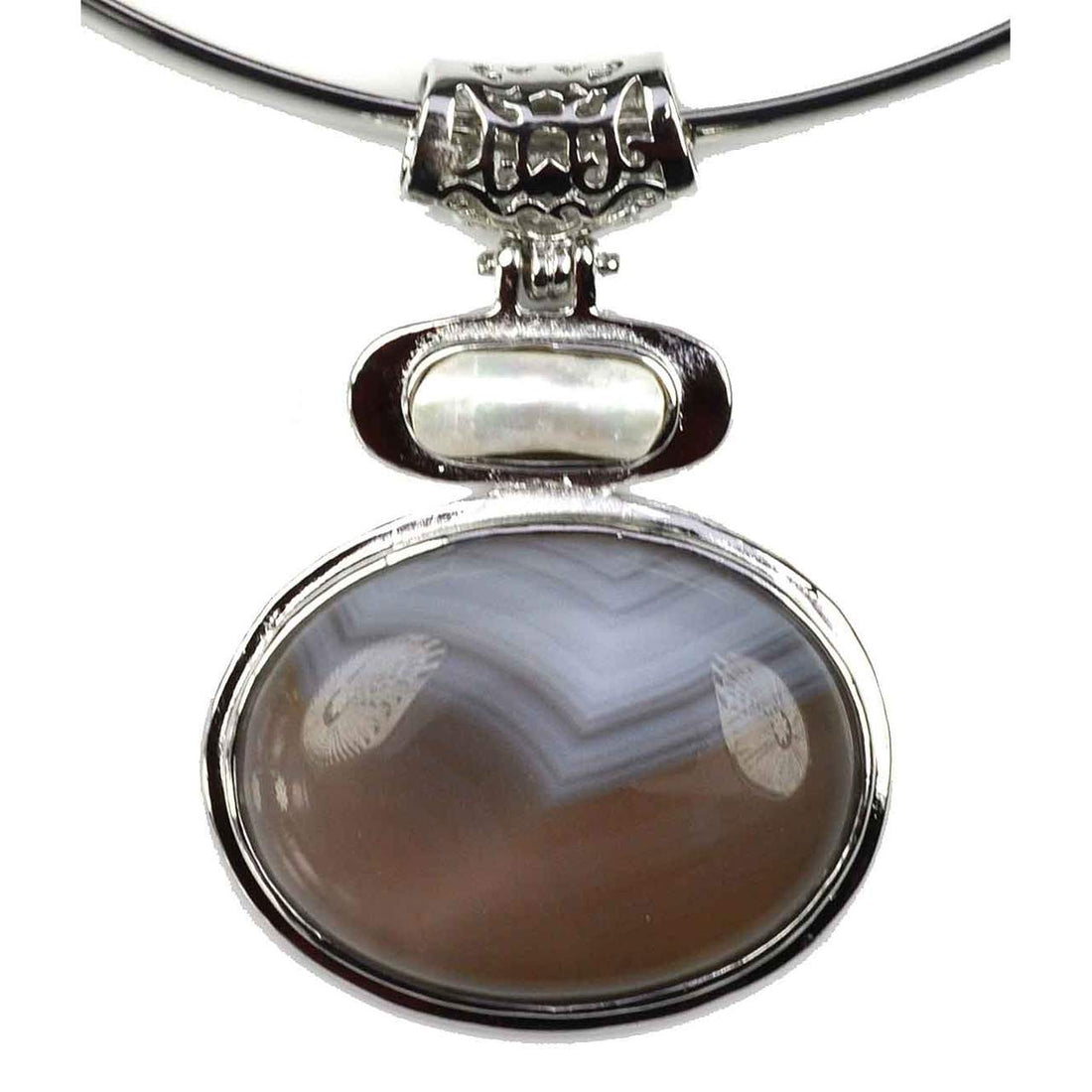 Detail van witte zoetwater parelketting met grijze edelstenen hanger | Biwa Nature Agate