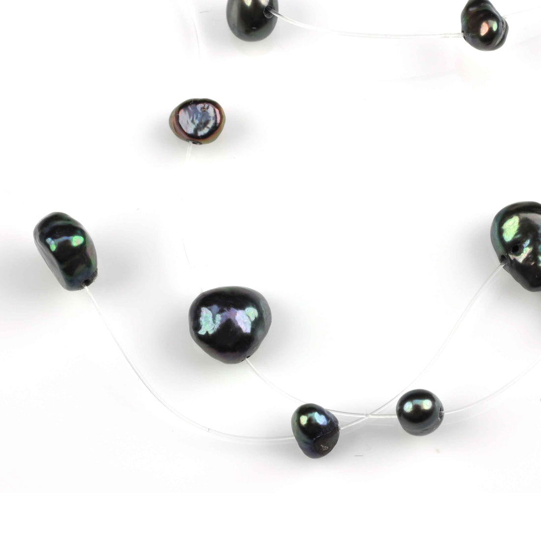 Detail van zoetwater parelketting met zwart blauwe parels in 3 rijen en sterling zilver (925) | Jill B