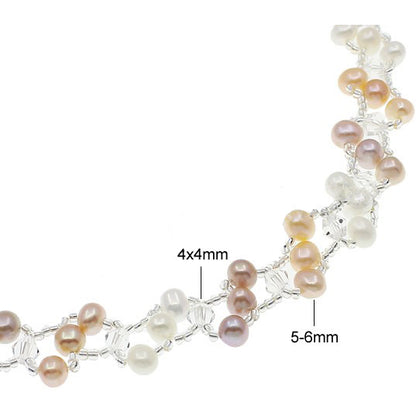 Detail van zoetwater parelketting met witte, zalm en roze parels en magneetslot met maatindicatie  | Felicia