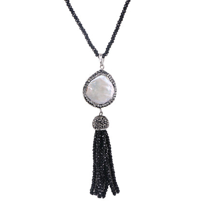 Detail van lange zoetwater parelketting met witte coin parel hanger met stras steentjes | Bright Coin Pearl