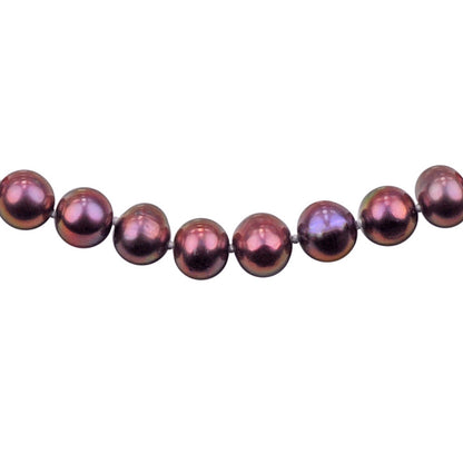 Detail van handgeknoopte zoetwater parelketting met rood paarse parels en sterling zilver (925) | Rella