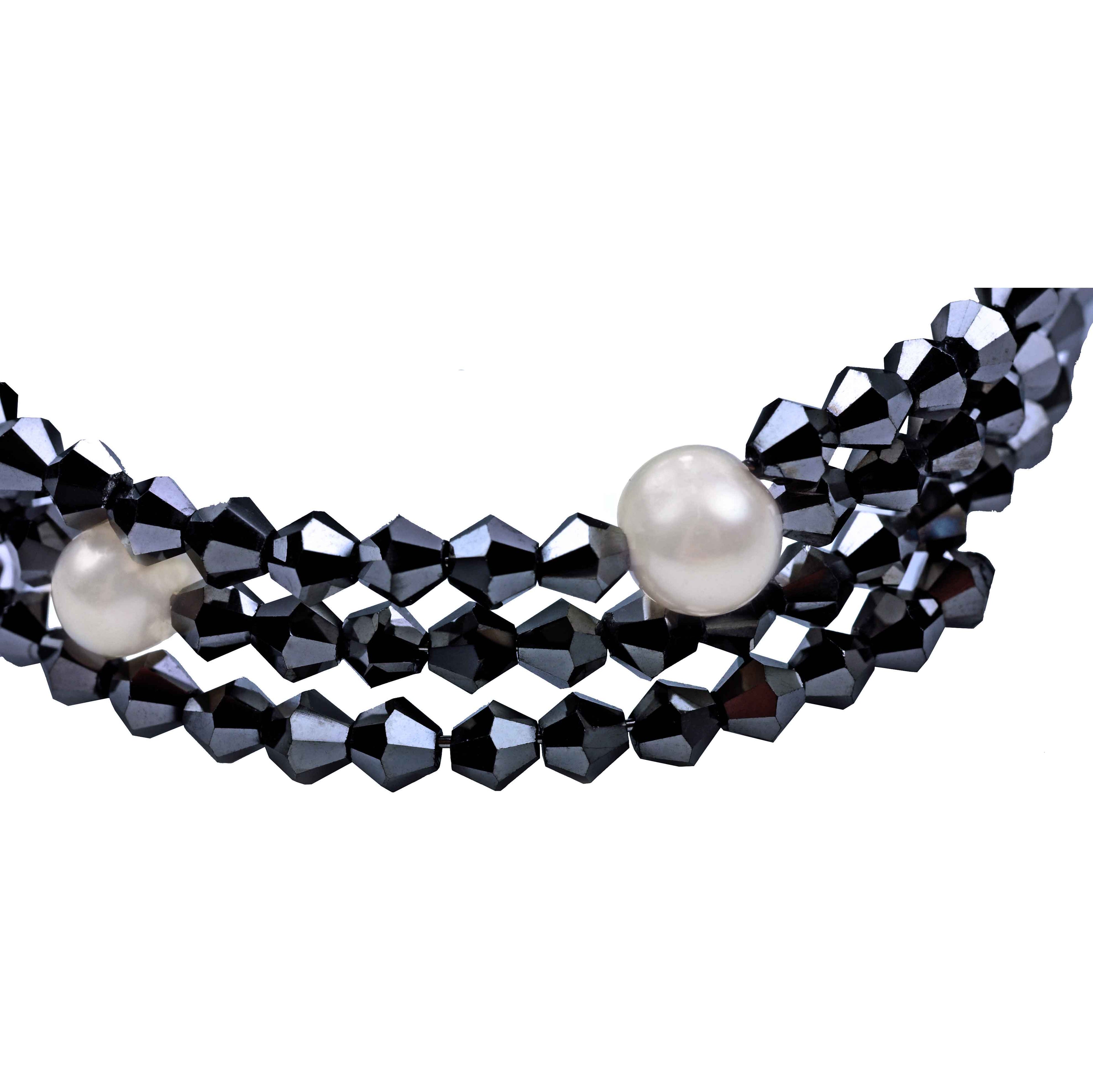 Detail van wit zoetwater parel wikkelarmband met hematiet zwarte stras steentjes | Pearl W Metalic Hematite