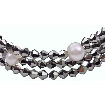 Detail van wit zoetwater parel wikkelarmband met zilver kleurige stras steentjes | Pearl W Metalic Silver