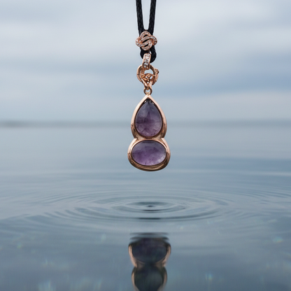 Amethist ketting met juiste edelstenen boven water