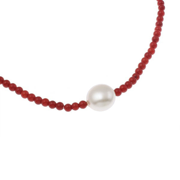 Detail van witte zoetwater parelketting met rood koraal en sterling zilveren slotje | Coral One Pearl W