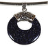 Detail van edelstenen ketting met blauwe goudsteen / goudvuur hanger aan spang | Blue Goldstone Donut