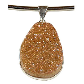 Detail van edelstenen ketting met caramel kleurige kwarts steen aan hanger | Quartz Bling Caramel