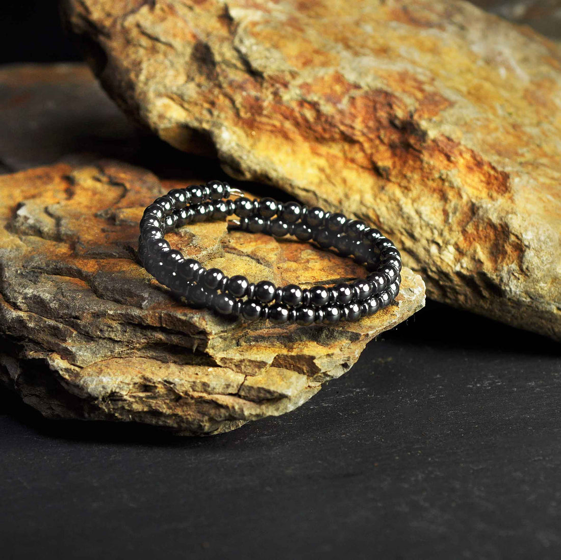 Zwart edelstenen wikkelarmband met hematiet met achtergrond steen | Hematite Wrap