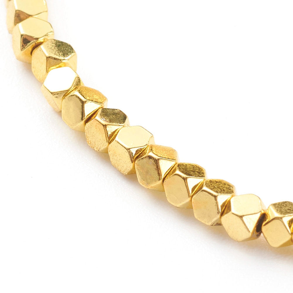 Detail van goud edelstenen armband met hematiet stenen, elastisch