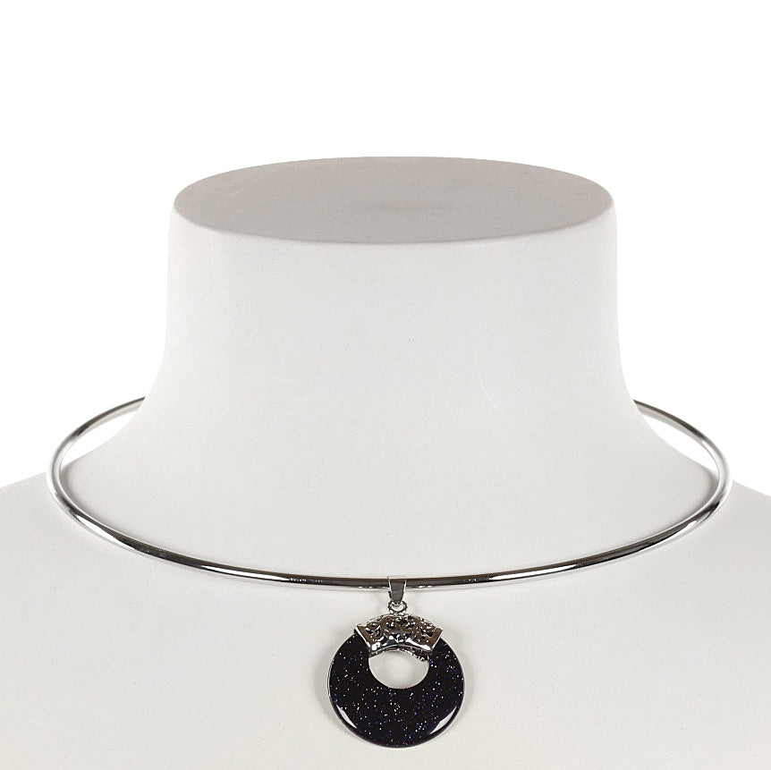 Edelstenen ketting met blauwe goudsteen / goudvuur hanger aan spang op buste | Blue Goldstone Donut