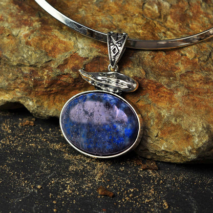 Blauwe edelstenen ketting met lapis lazuli liggend tegen steen | Lapis Lazuli Choker