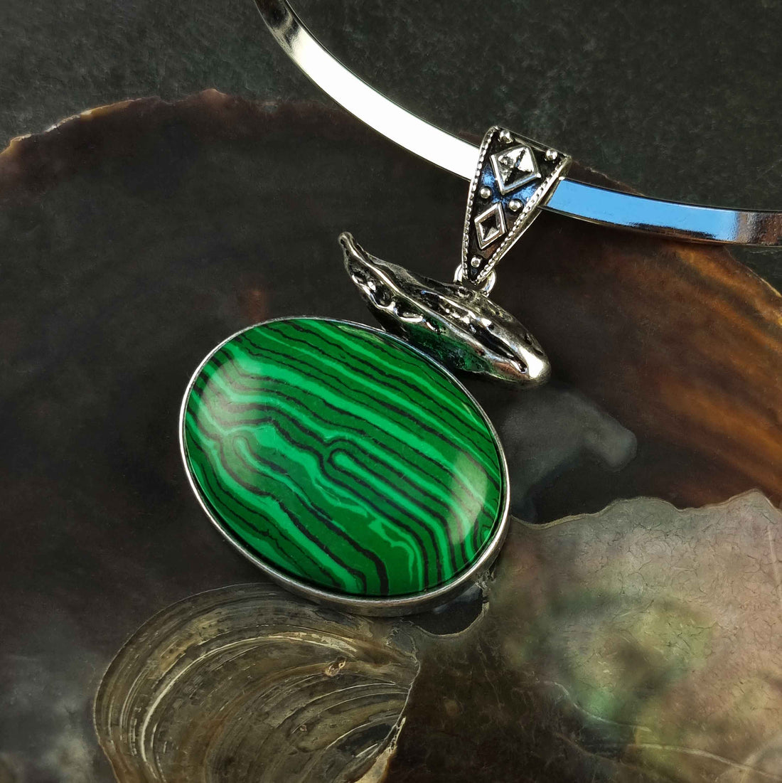Groene edelstenen ketting met malachiet hanger liggend in schelp | Malachite Choker