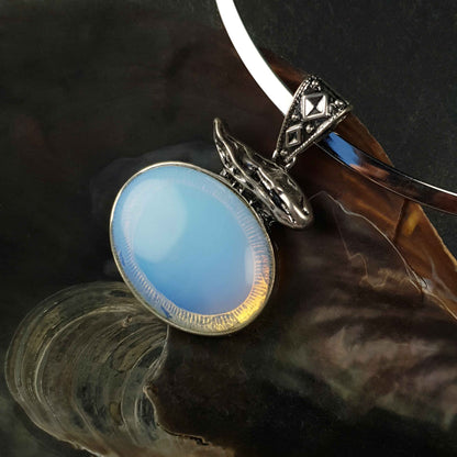 Detail van blauwe edelstenen ketting met zee opaal liggend in schelp | Sea Opal Choker
