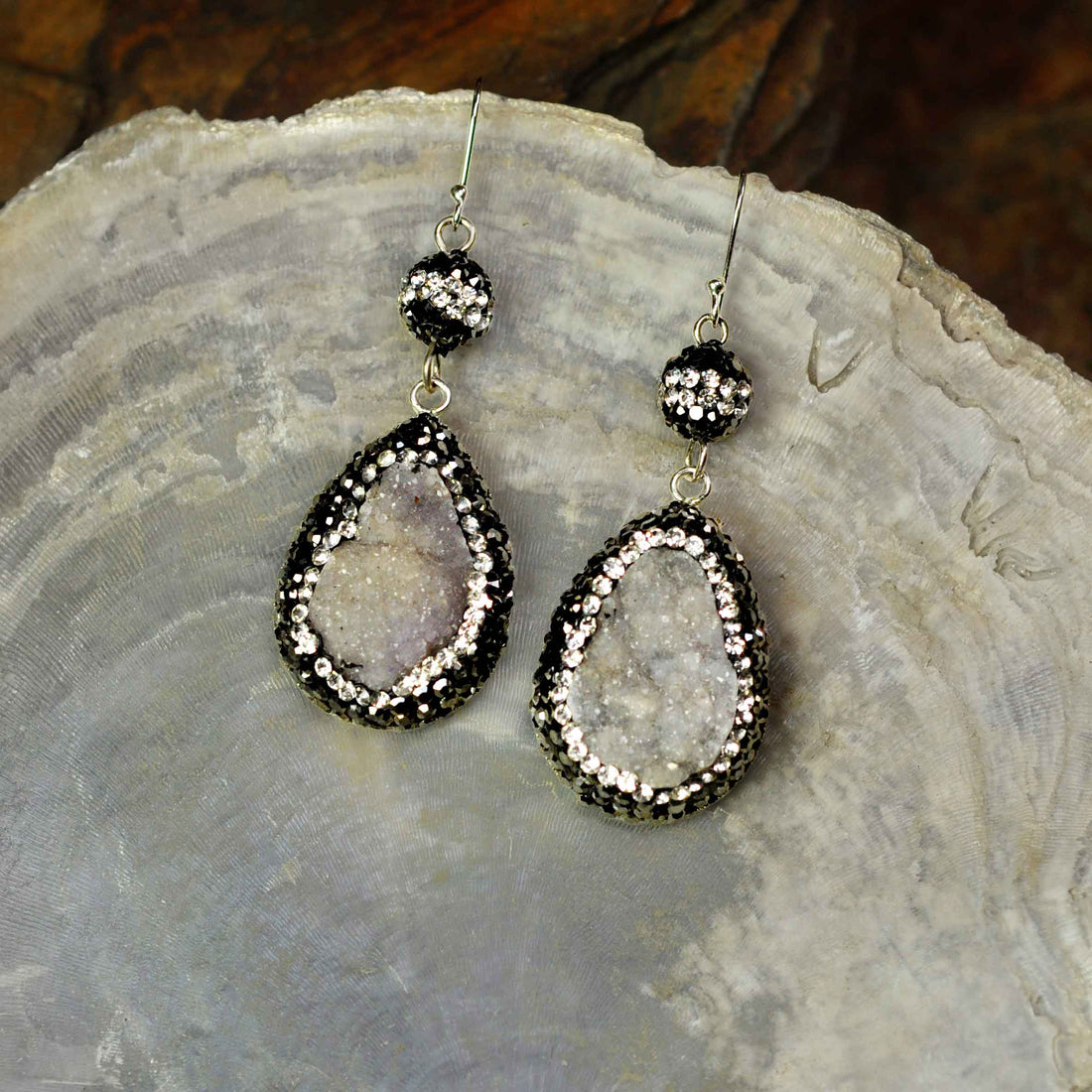 Edelstenen oorbellen met druzy agaat en sterling zilver (925) liggend op witte schelp | Bright Grey Crystal Agate Small