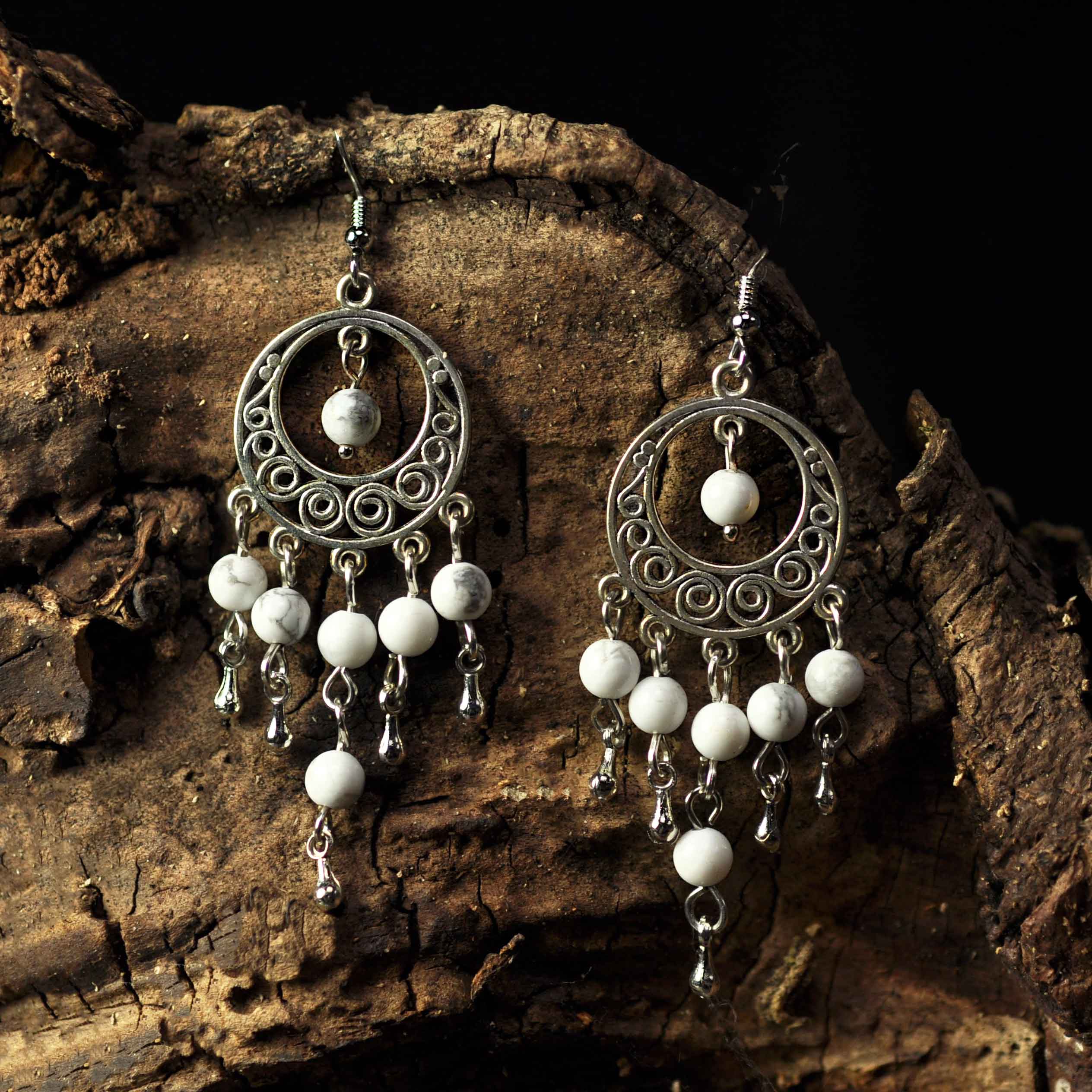 Witte edelstenen oorbellen met sterling zilver (925) en howliet hangend aan schors | Oriental Howlite