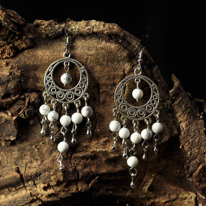 Witte edelstenen oorbellen met sterling zilver (925) en howliet hangend aan schors | Oriental Howlite