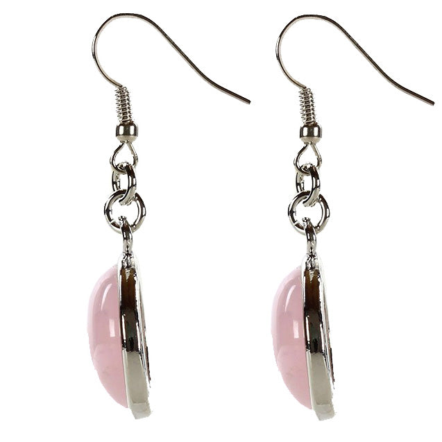 Roze edelstenen oorbellen met rozenkwarts en sterling zilveren oorbelhaakjes, zijaanzicht van rozenkwarts oorhangers