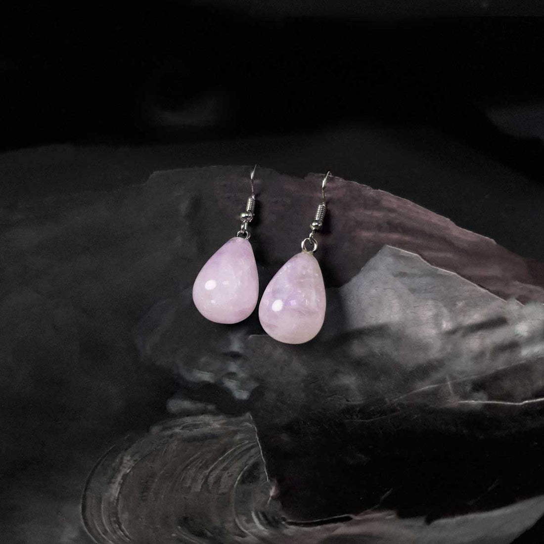 Roze edelstenen oorbellen met rozenkwarts in druppel vorm en sterling zilver (925) liggend in schelp | Rosé Quartz Big Drop