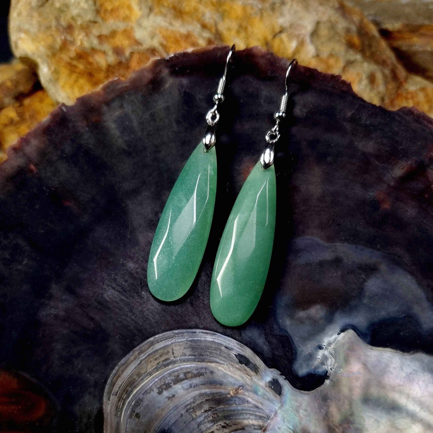 Groene edelstenen oorbellen met aventurien en sterling zilver (925) liggend in schelp | Big Long Drop Green Aventurine