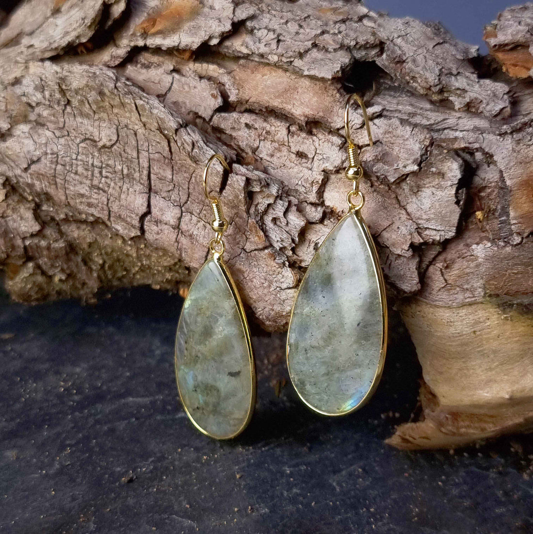 Edelstenen oorbellen met labradoriet en goud edelstaal hangend aan stronk | Big Teardrop Labradorite Gold