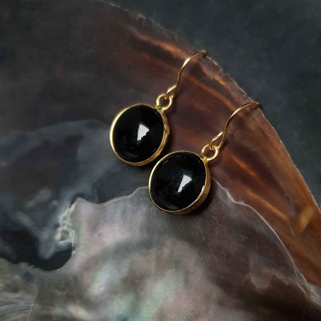 Zwarte edelstenen oorbellen met goud edelstaal hangend in schelp zijaanzicht | Black Agate Gold Round