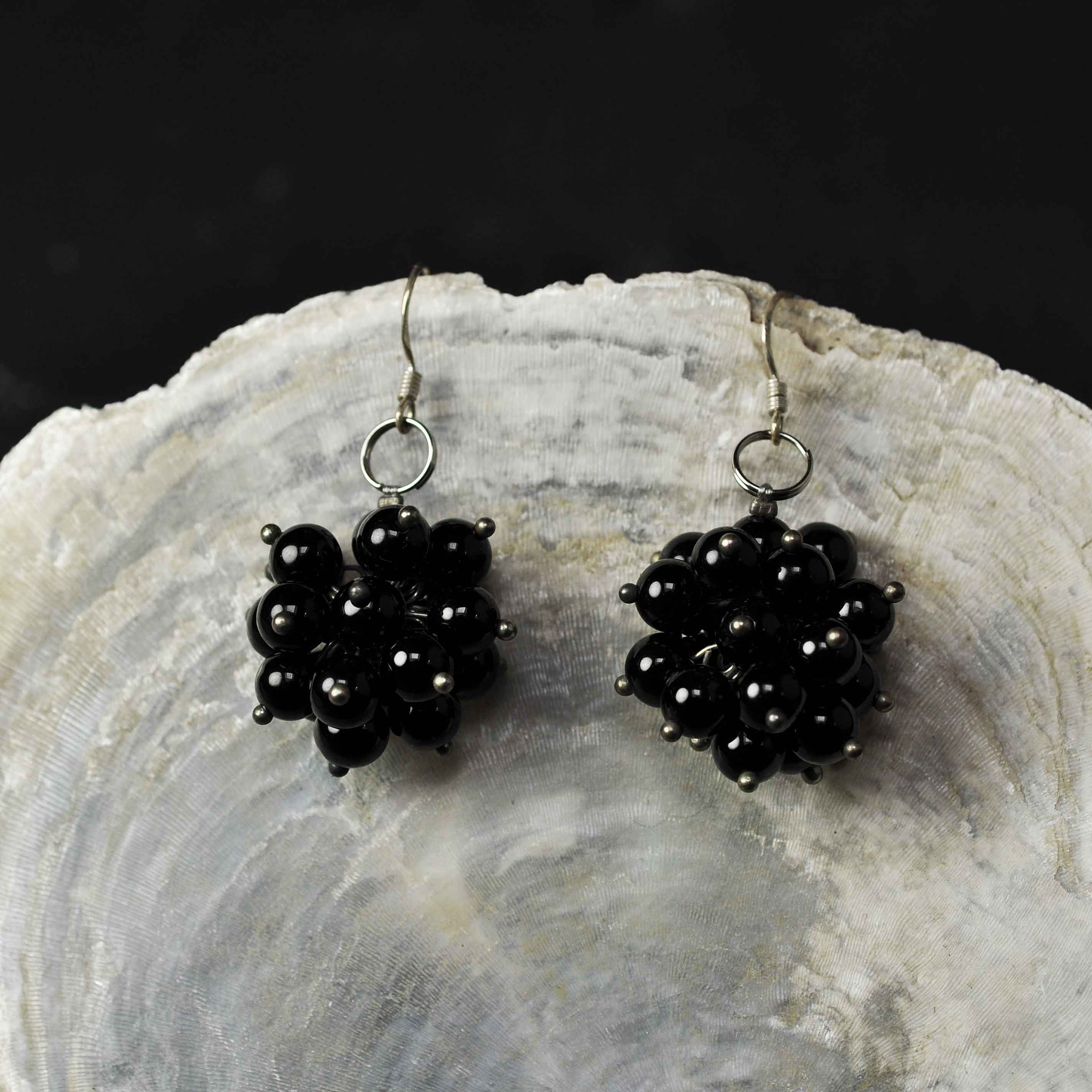 Zwarte edelstenen oorbellen met zwarte agaat en sterling zilver (925) hangend aan witte schelp | Black Snow Ball