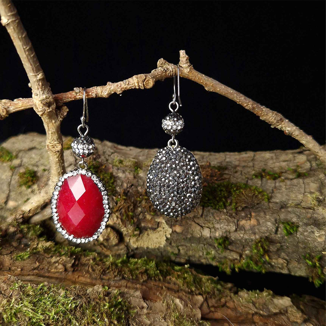 Rode edelstenen oorbellen met jade, stras steentjes en sterling zilver (925) hangend aan tak voor en achterzijde | Bright Red Jade Oval