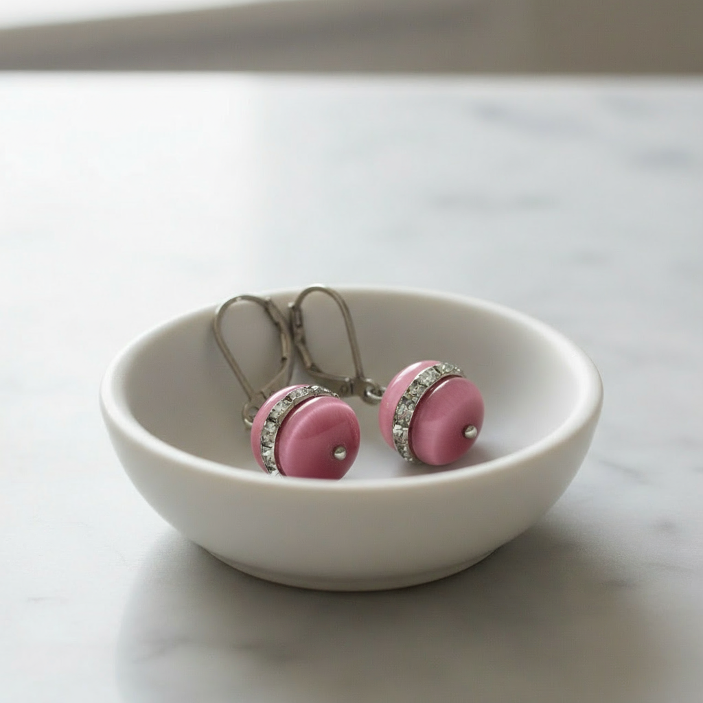 Roze edelstenen oorbellen met stras stenen en sterling zilver liggend in schaaltje| Cat&