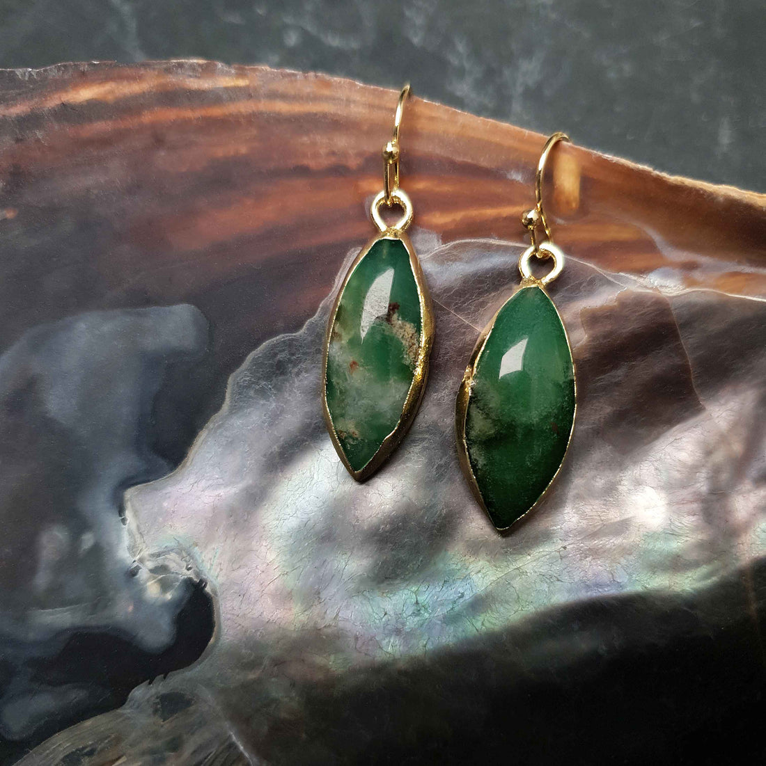 Groene edelstenen oorbellen met chrysopraas en goud edelstaal hangend in schelp | Chrysopraas Golden Horse Eye