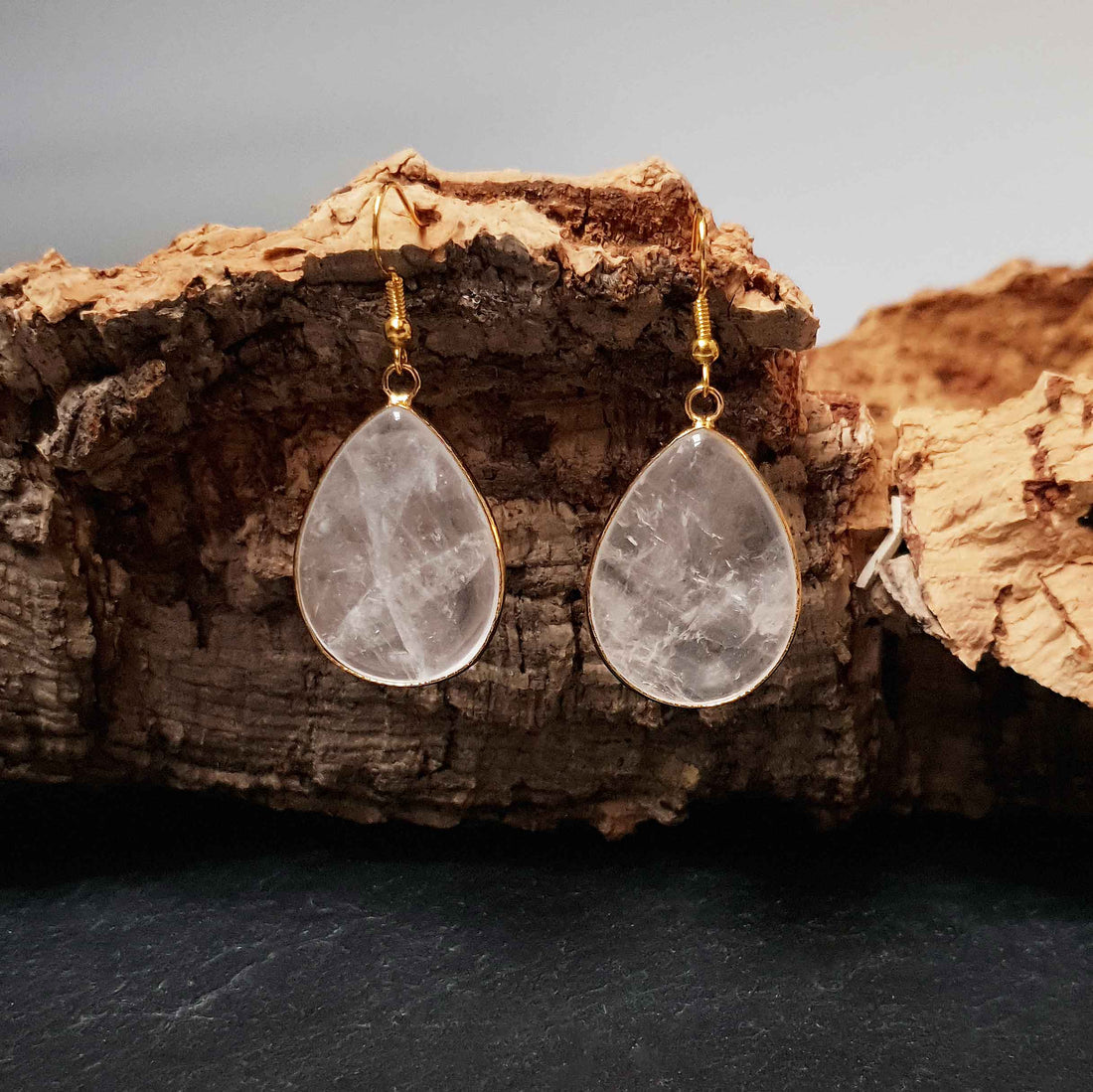 Edelstenen oorbellen met bergkristal en goud edelstaal hangend aan schors | Clarice