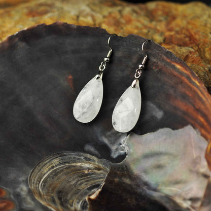 Edelstenen oorbellen met bergkristal en sterling zilver (925) hangend in schelp | Facet Clear Crystal