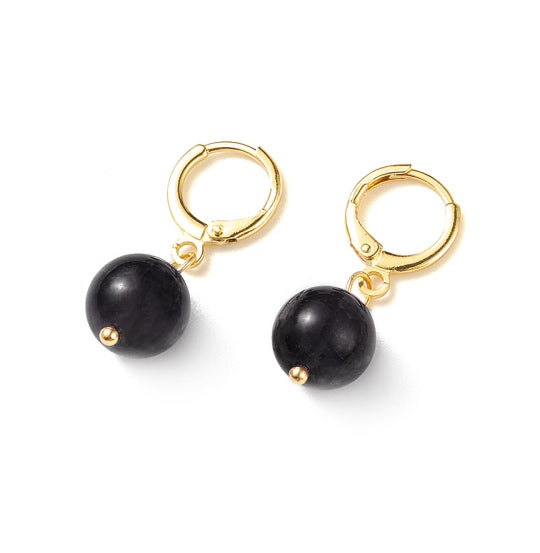 Zwarte edelstenen oorbellen met agaat en edelstaal hangend aan oorringen, liggend | Gold Black Agate Ball