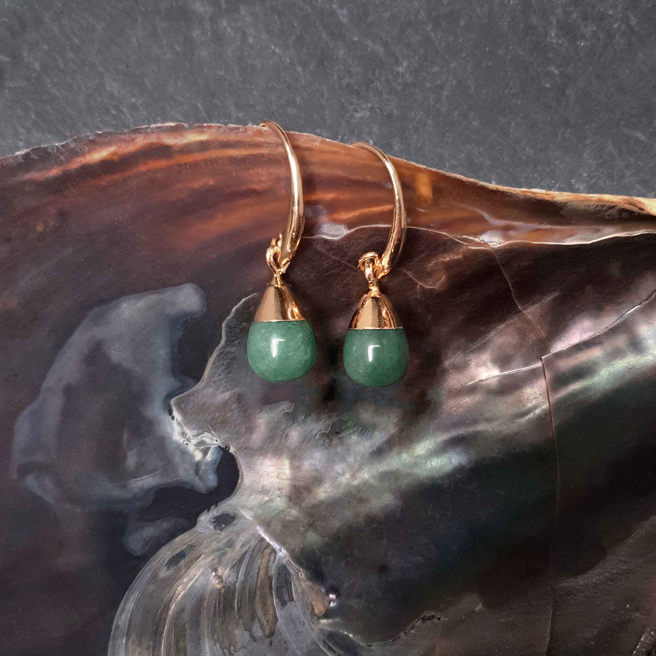 Groene edelstenen oorbellen met aventurien hangend in schelp | Gold Dip Green Aventurine Small