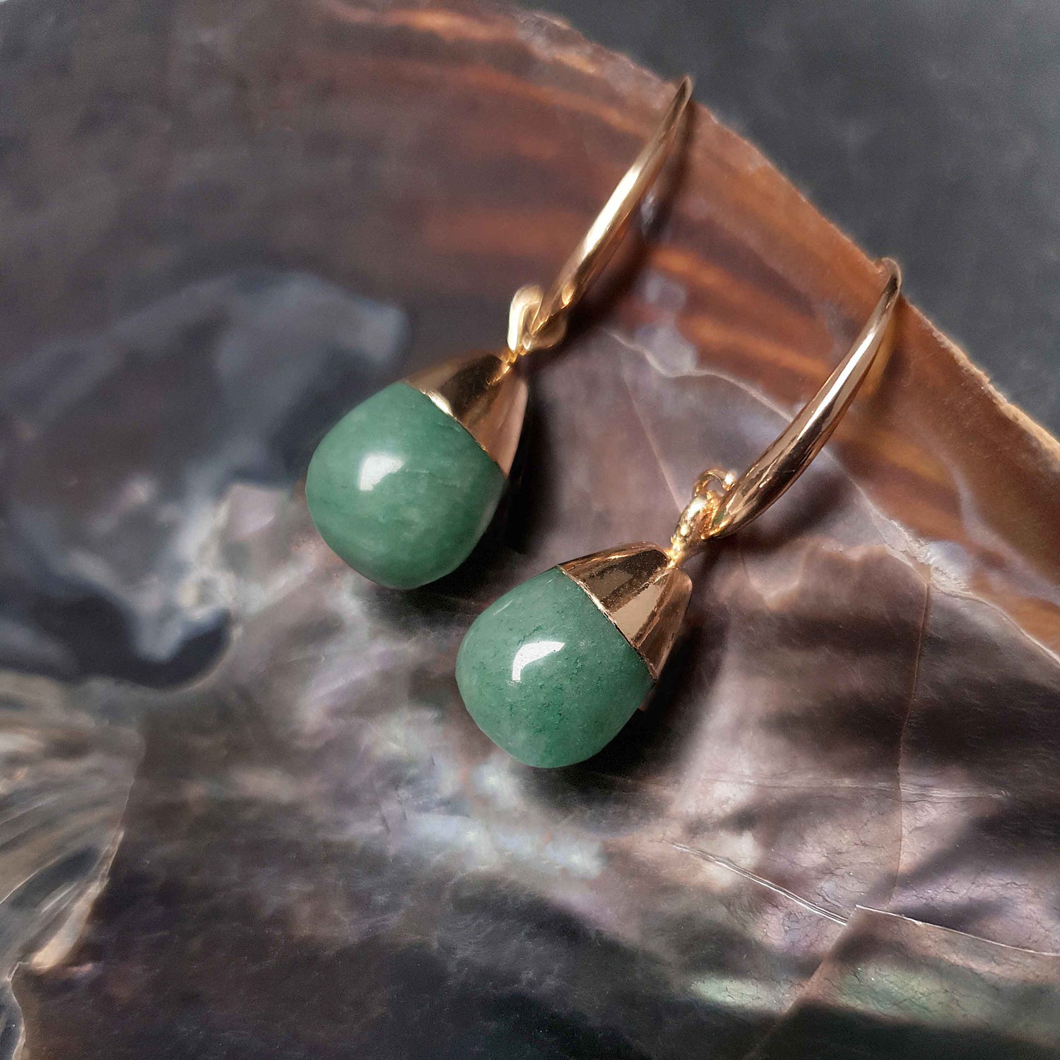 Groene edelstenen oorbellen met aventurien hangend in schelp zijaanzicht | Gold Dip Green Aventurine Small