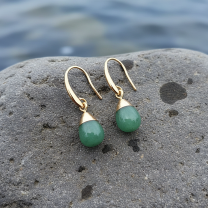 Groene edelstenen oorbellen met aventurien liggend op steen | Gold Dip Green Aventurine Small