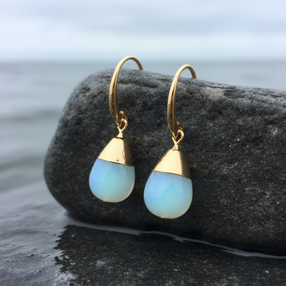 Blauwe edelstenen oorbellen met opaal hangend aan steen | Gold Dip Sea Opal