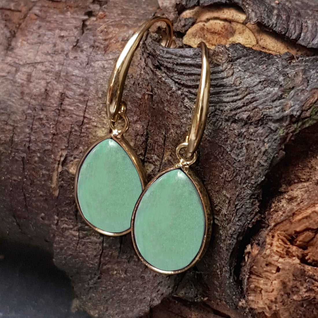 Groene edelstenen oorbellen met aventurien en goud hangend aan stronk | Gold Drip Green Aventurine