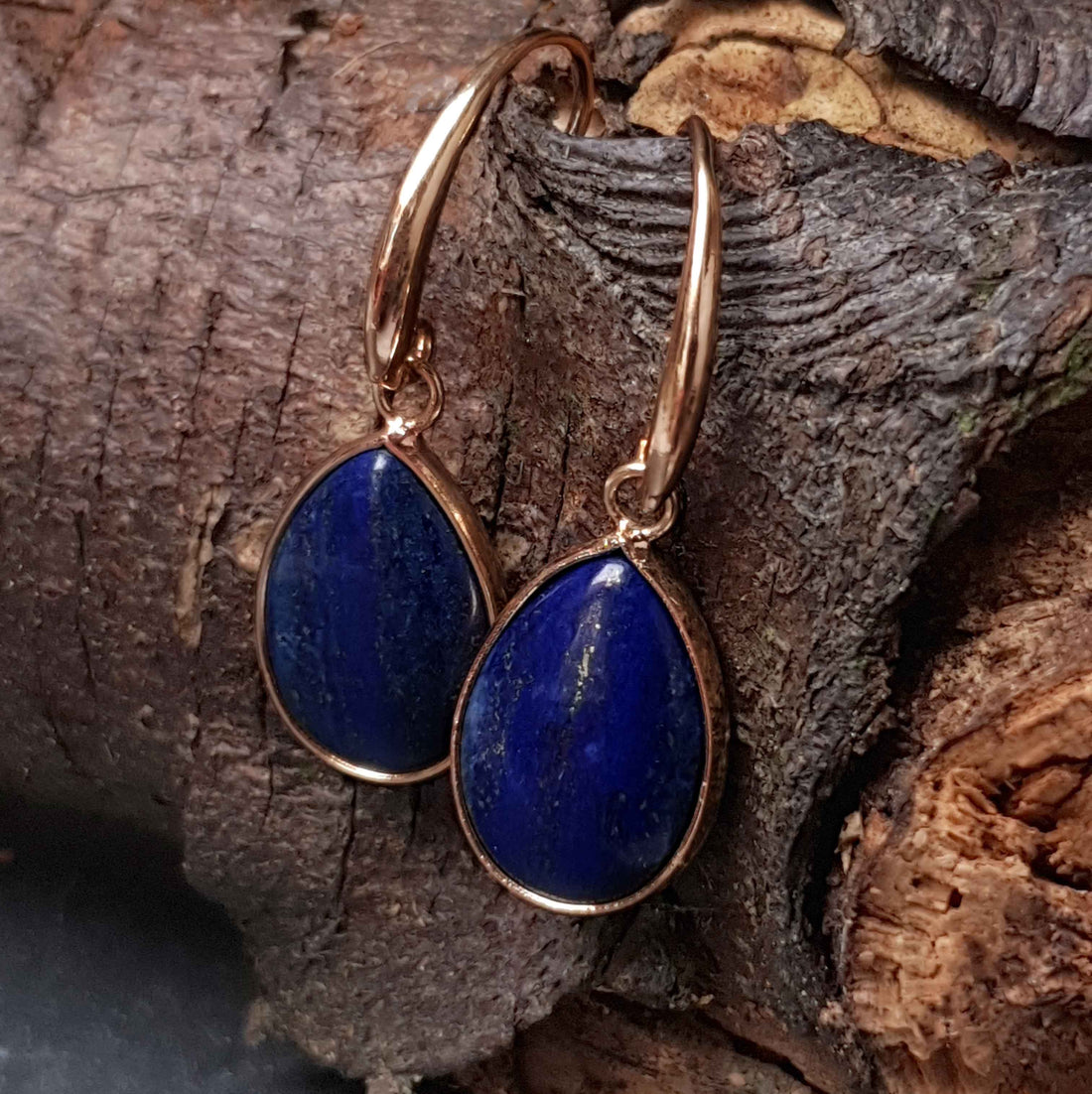 Blauwe edelstenen oorbellen met lapis lazuli en goud hangend aan stronk | Gold Drip Lapis Lazuli