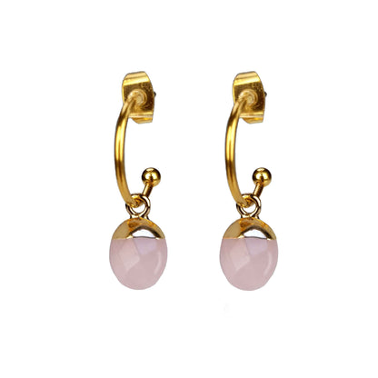 Roze edelstenen oorringen met rozenkwarts en goud edelstaal vooraanzicht | Golden Hope 15 mm Rosé Quartz