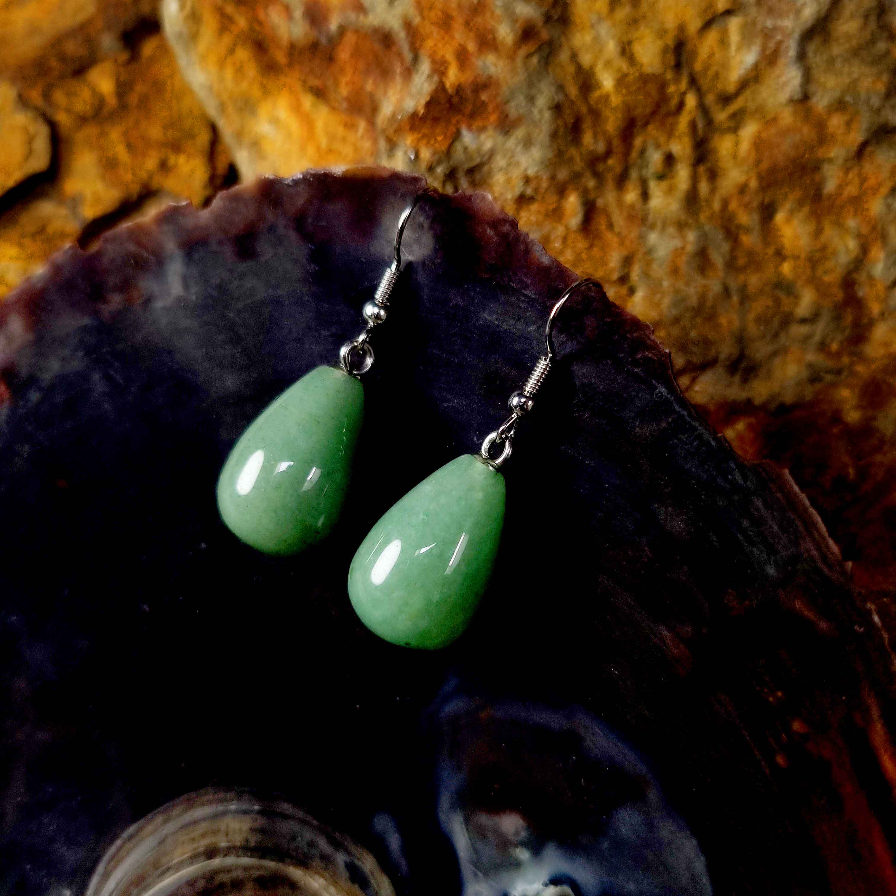 Groene edelstenen oorbellen met aventurien en sterling zilver liggend in schelp| Green Aventurien Big Drop