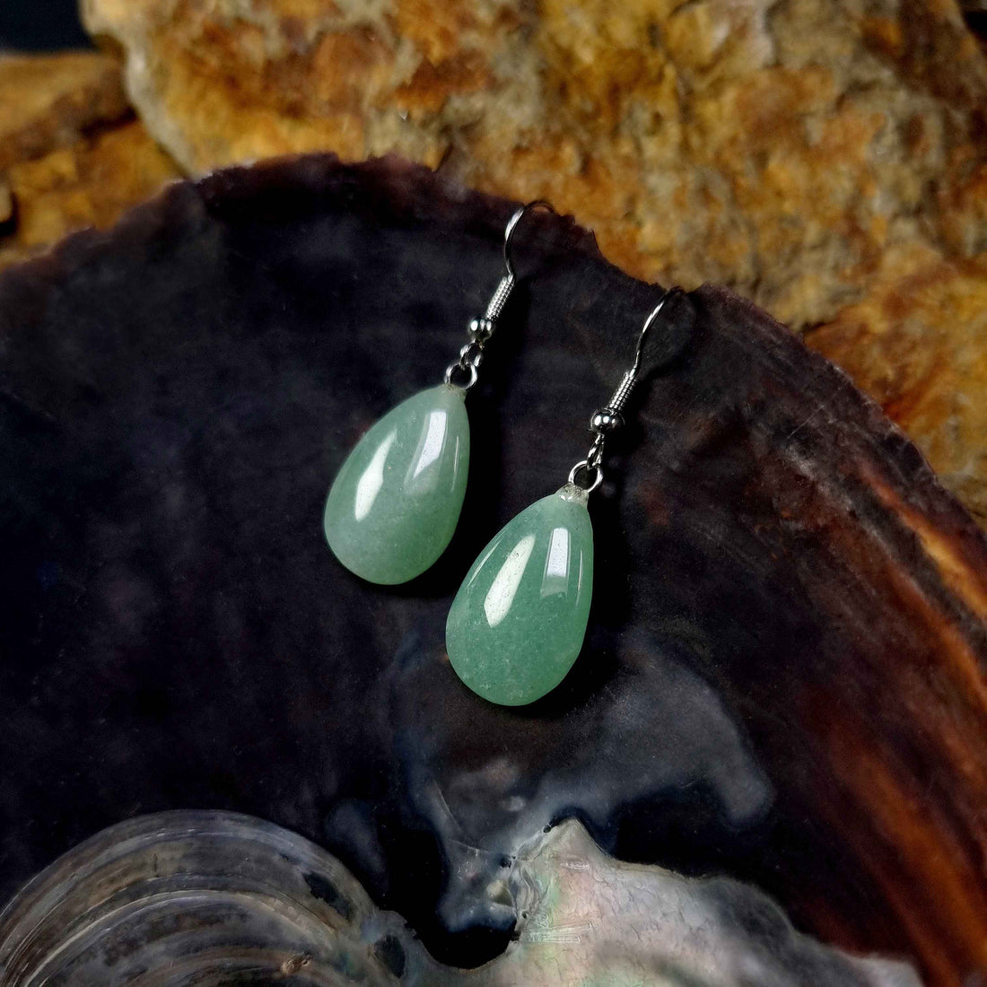 Groene edelstenen oorbellen met aventurien in druppel vorm en sterling zilver (925) hangend in schelp | Green Aventurine Drop